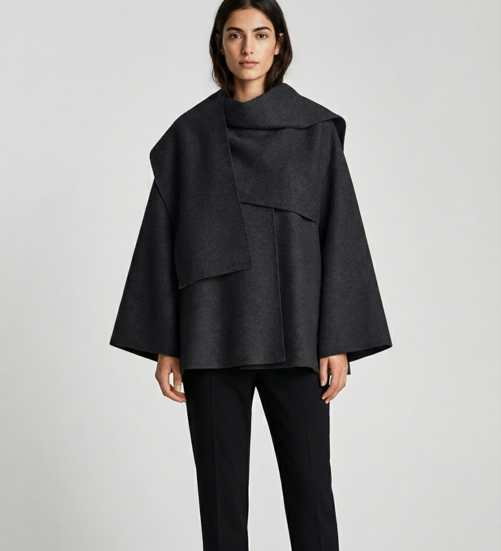 Orquídea - Poncho Elegante para Mujer con Corte Asimétrico y Caída Fluida