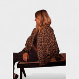 Coral - Abrigo moderno con estampado de leopardo